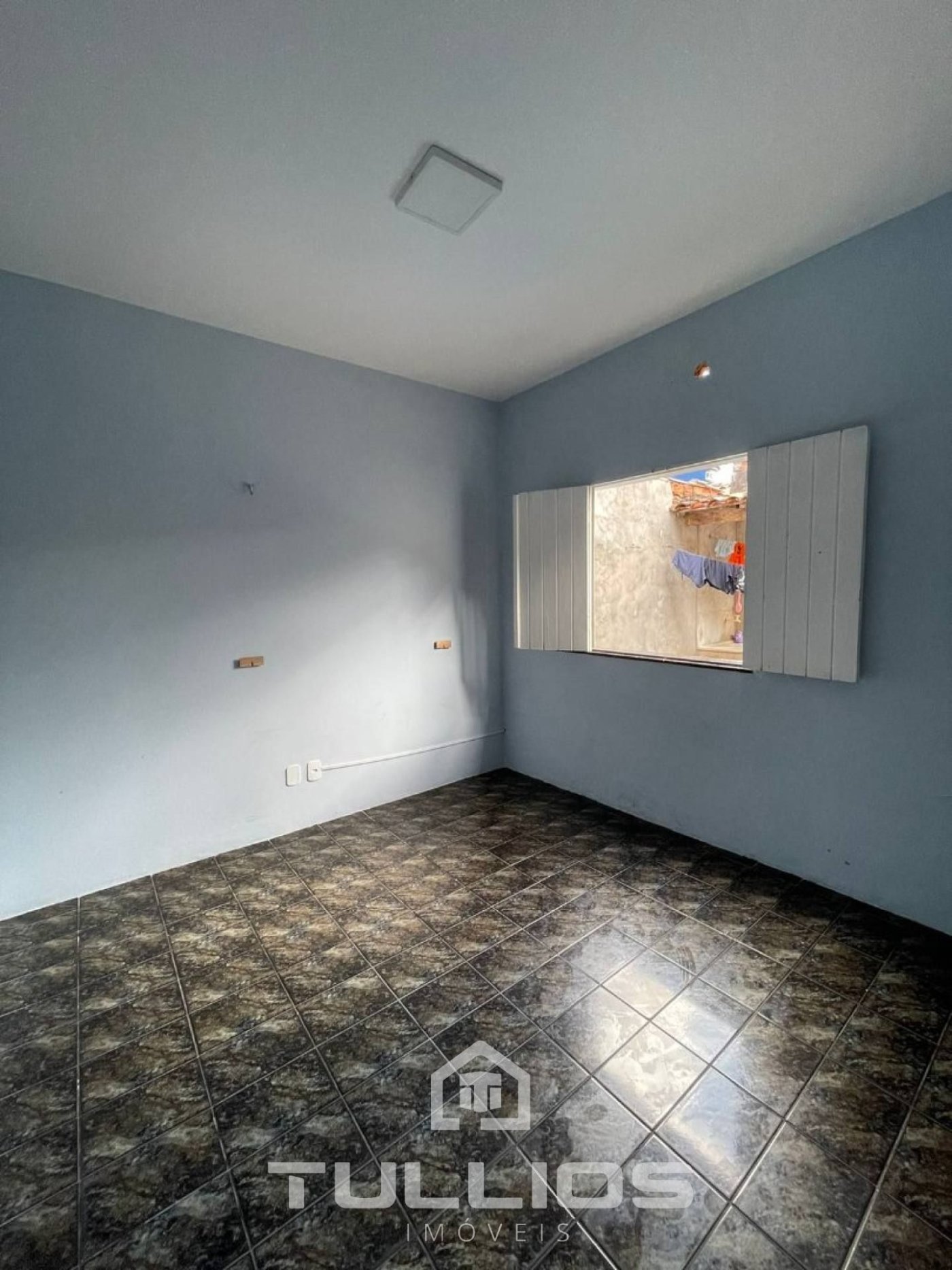 VENDA - Casa com 3 quartos no Cohatrac.