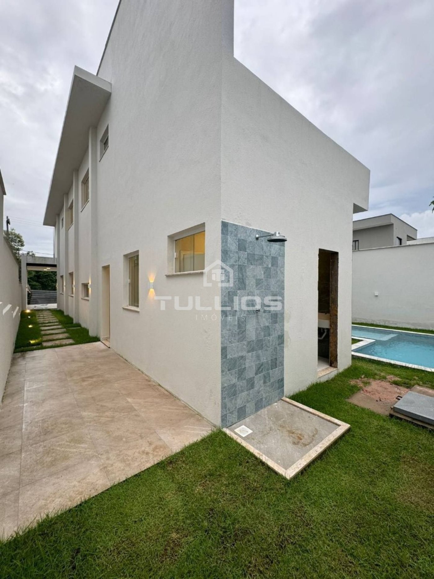 Venda - Casa com 4 suítes no Araçagy
