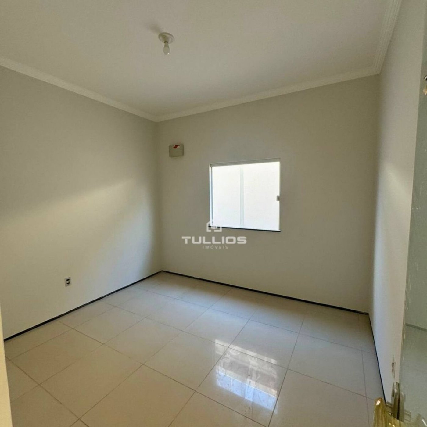 Venda - Casa com 3 dormitórios (2 suítes) no Turu