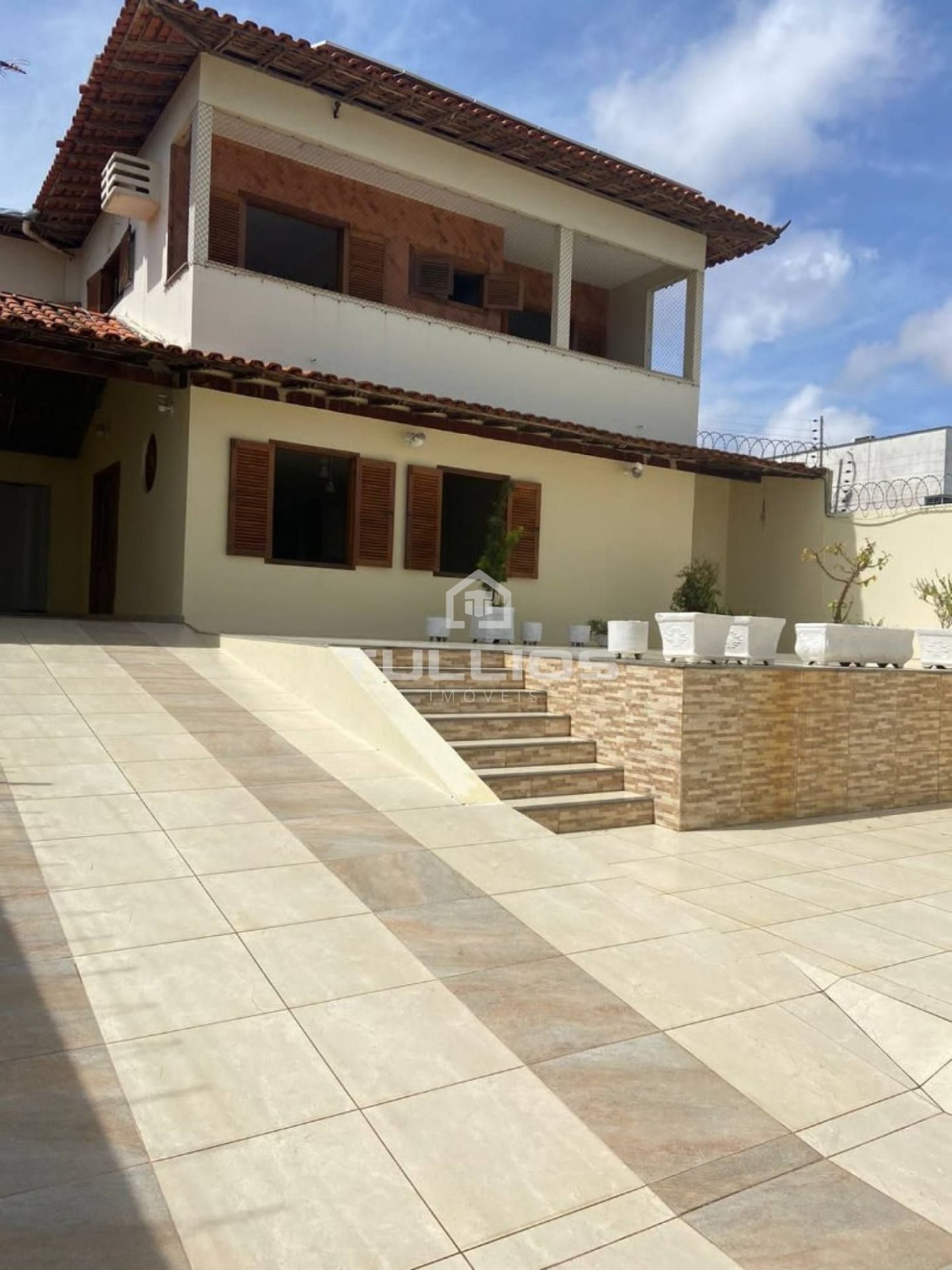 Venda - Casa Duplex com 04 quartos (2 suítes) no Araçagi