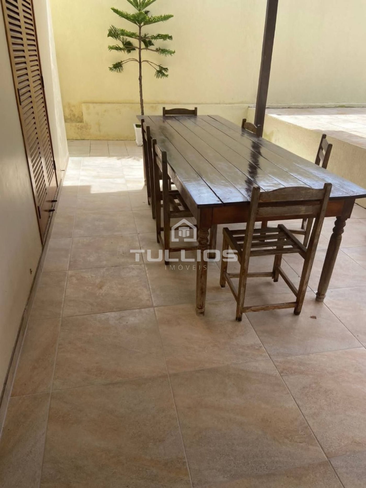 Venda - Casa Duplex com 04 quartos (2 suítes) no Araçagi