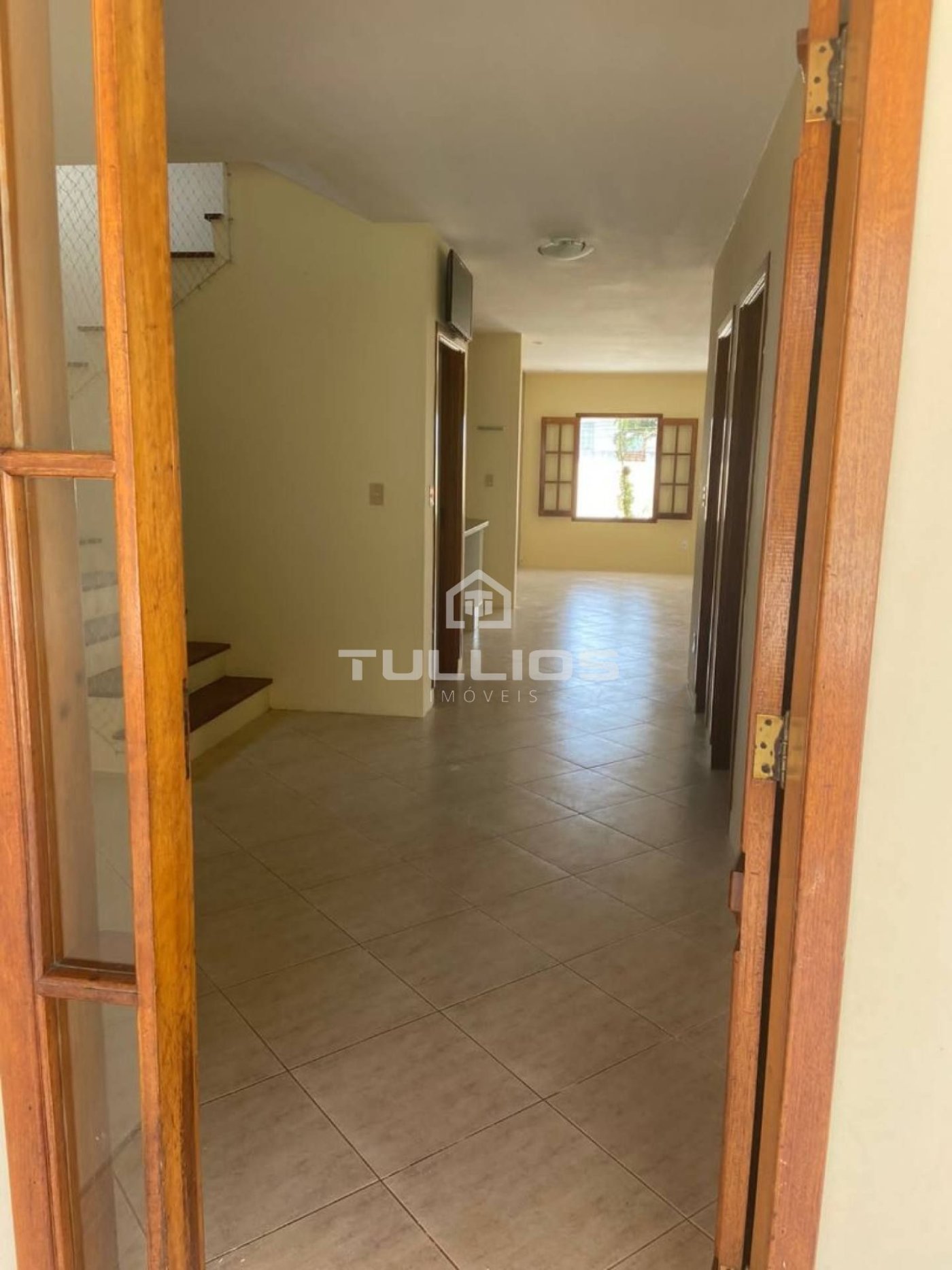 Venda - Casa Duplex com 04 quartos (2 suítes) no Araçagi
