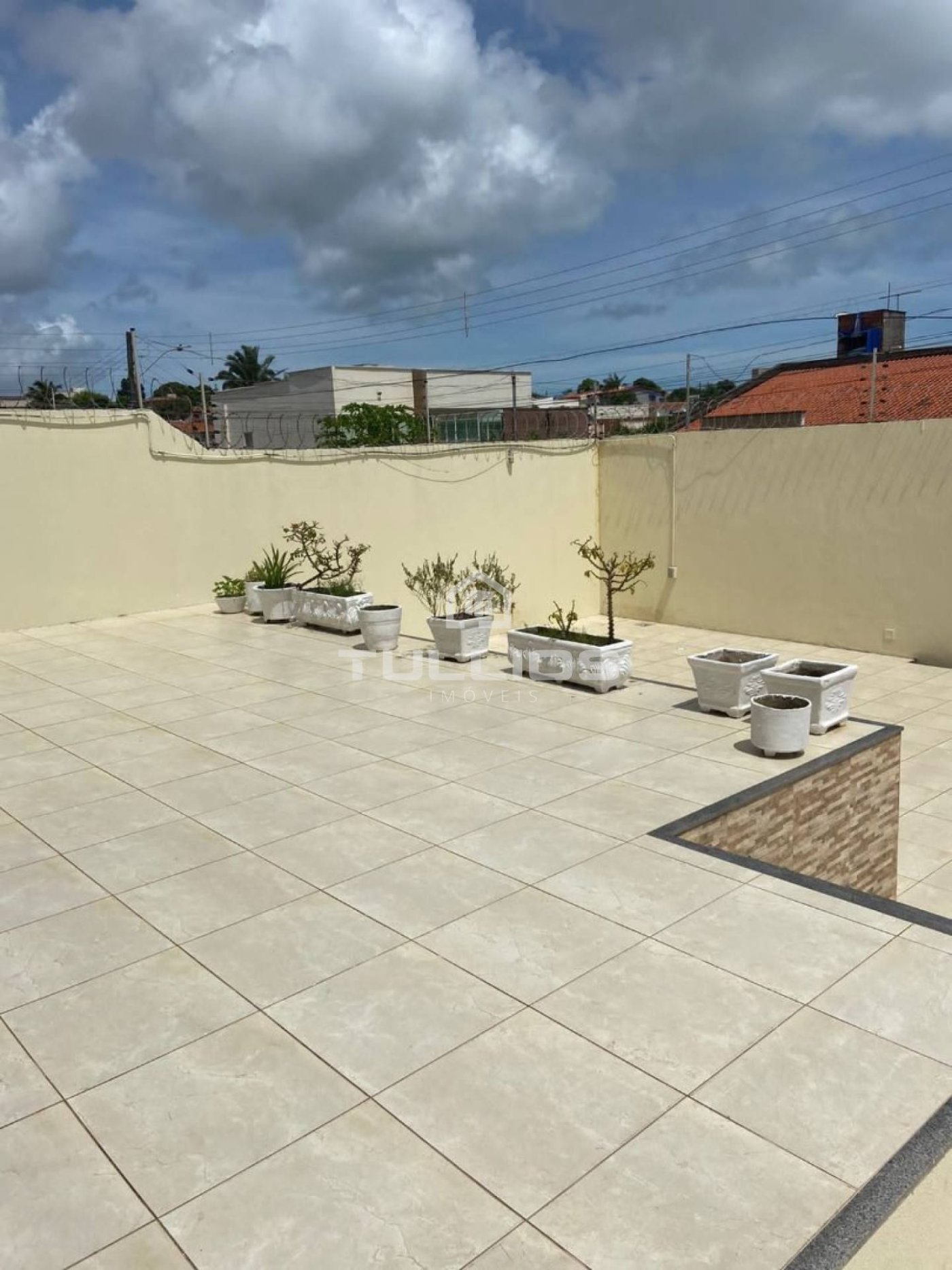 Venda - Casa Duplex com 04 quartos (2 suítes) no Araçagi