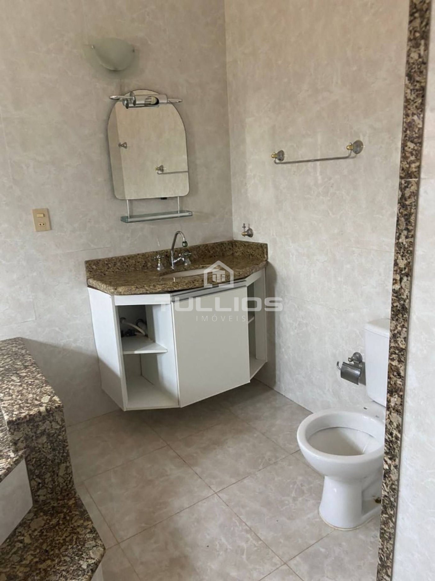 Venda - Casa Duplex com 04 quartos (2 suítes) no Araçagi