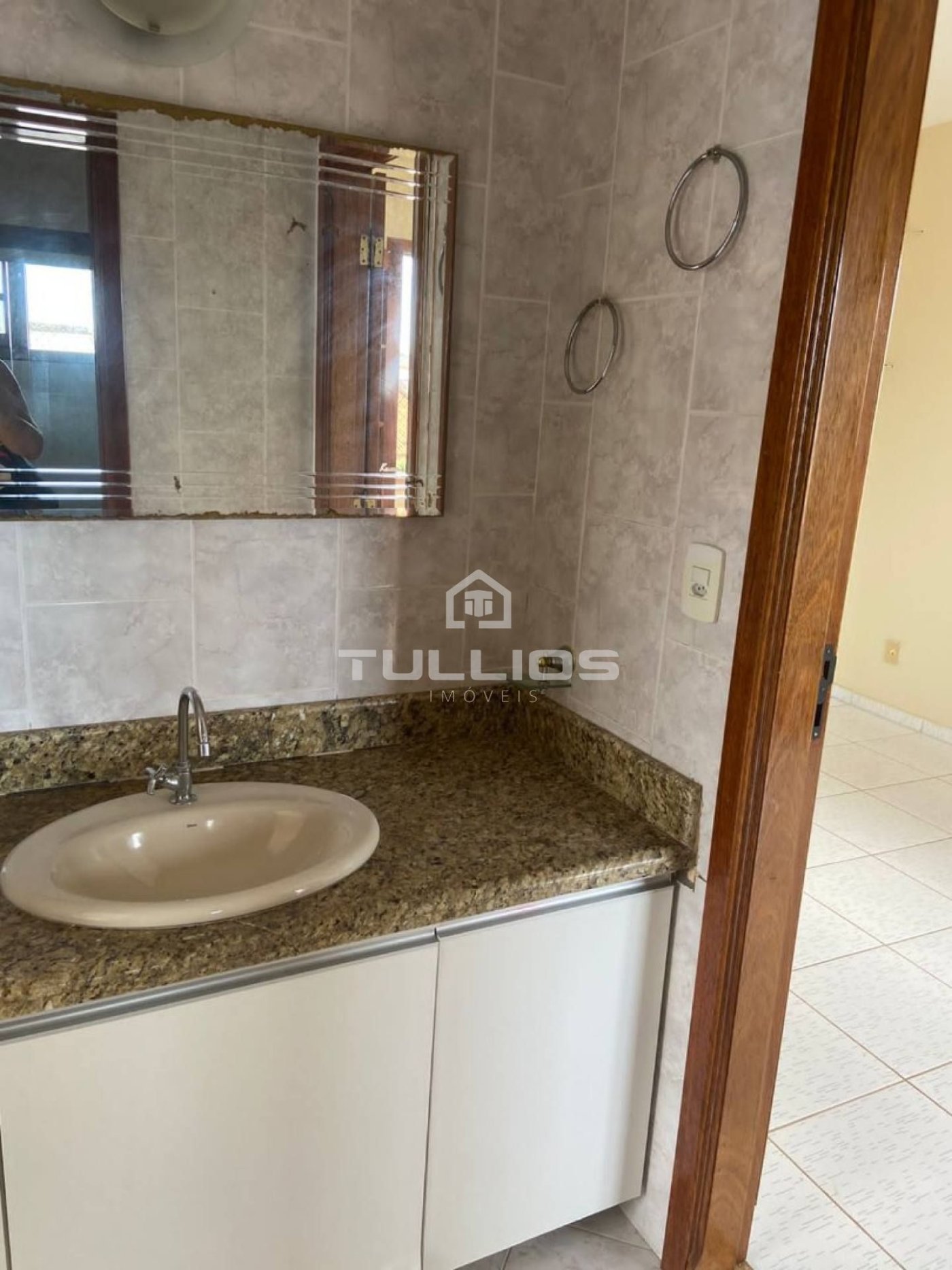 Venda - Casa Duplex com 04 quartos (2 suítes) no Araçagi