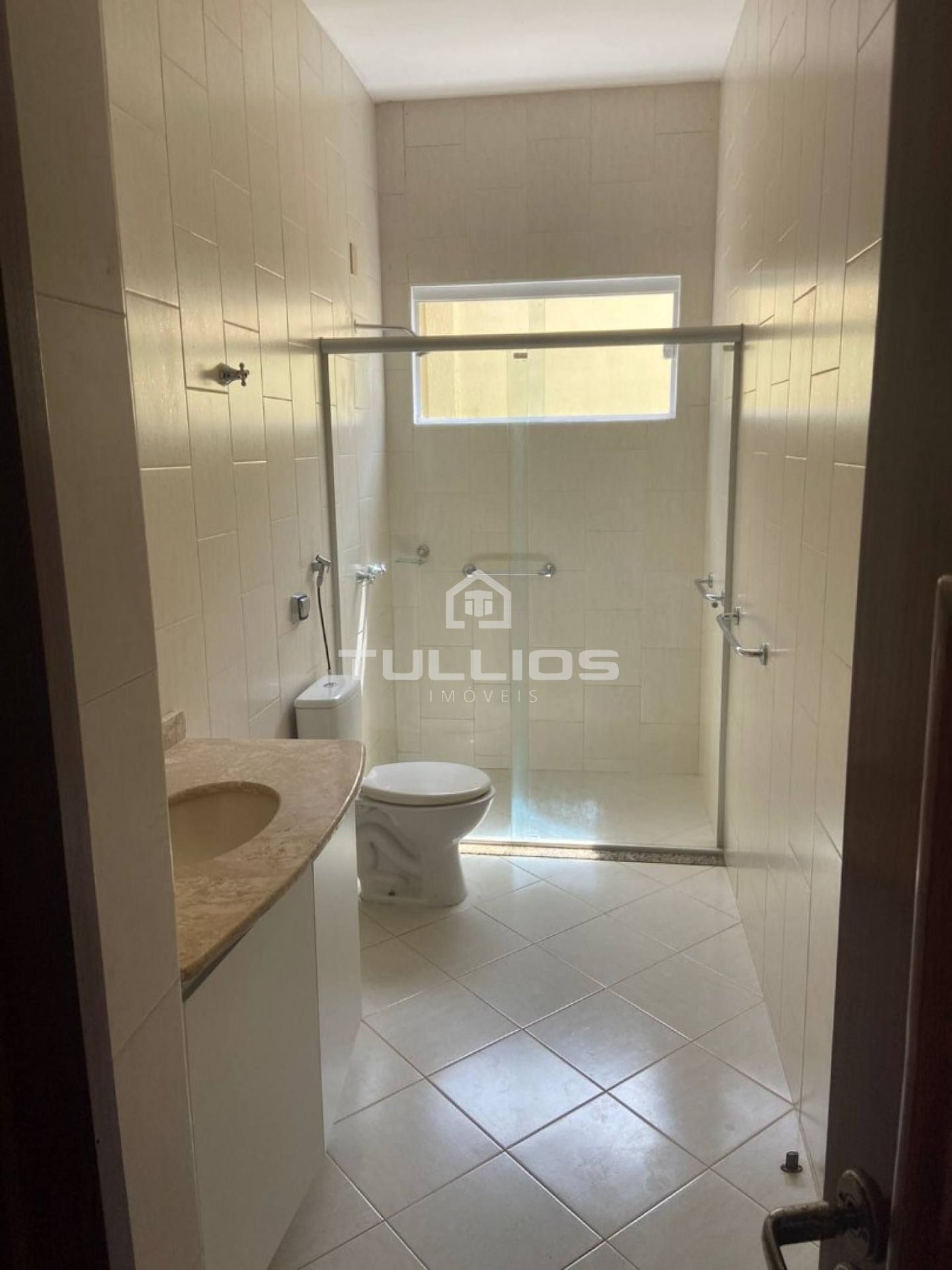 Venda - Casa Duplex com 04 quartos (2 suítes) no Araçagi