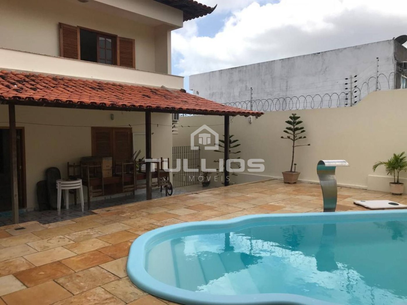 Venda - Casa Duplex com 04 quartos (2 suítes) no Araçagi