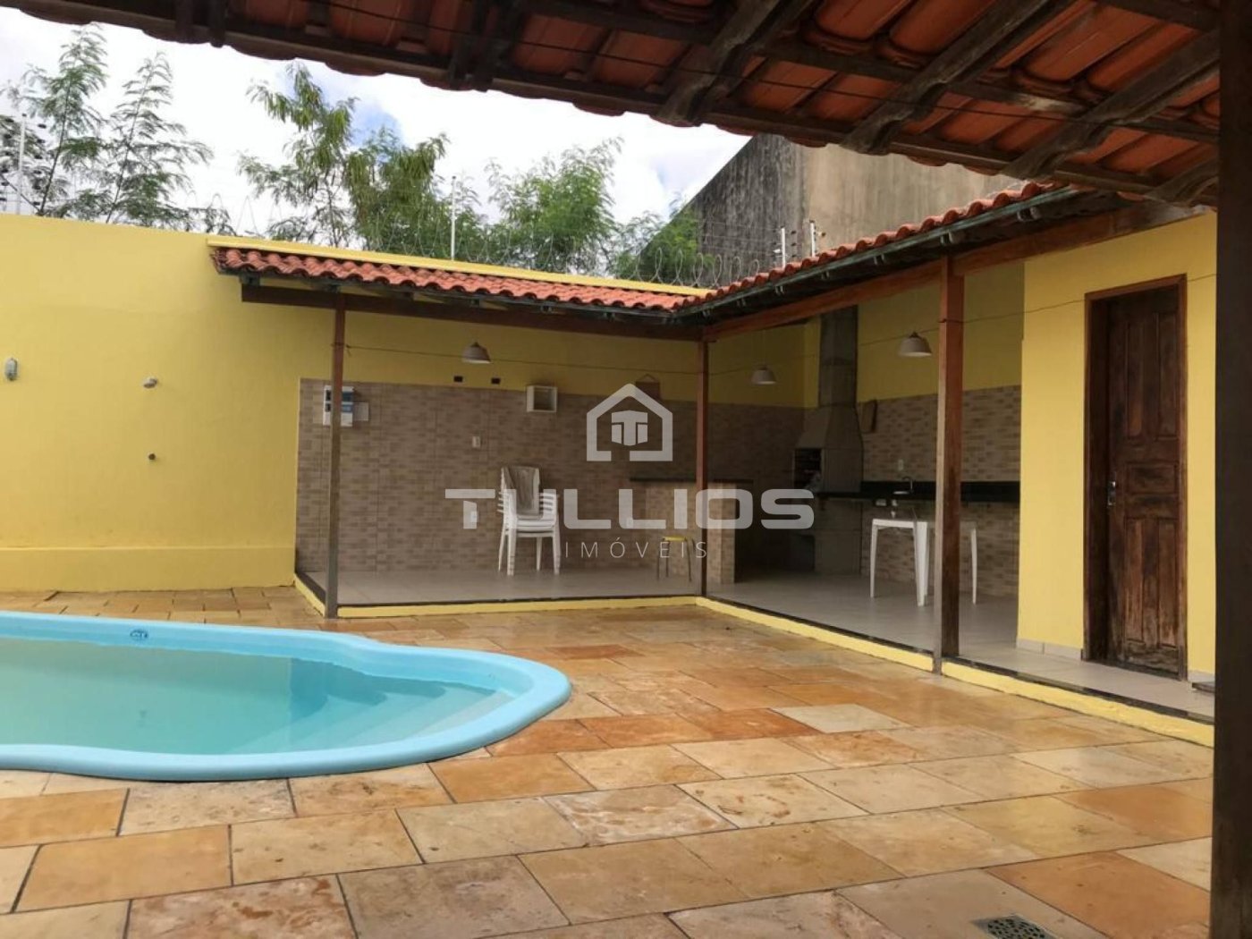Venda - Casa Duplex com 04 quartos (2 suítes) no Araçagi
