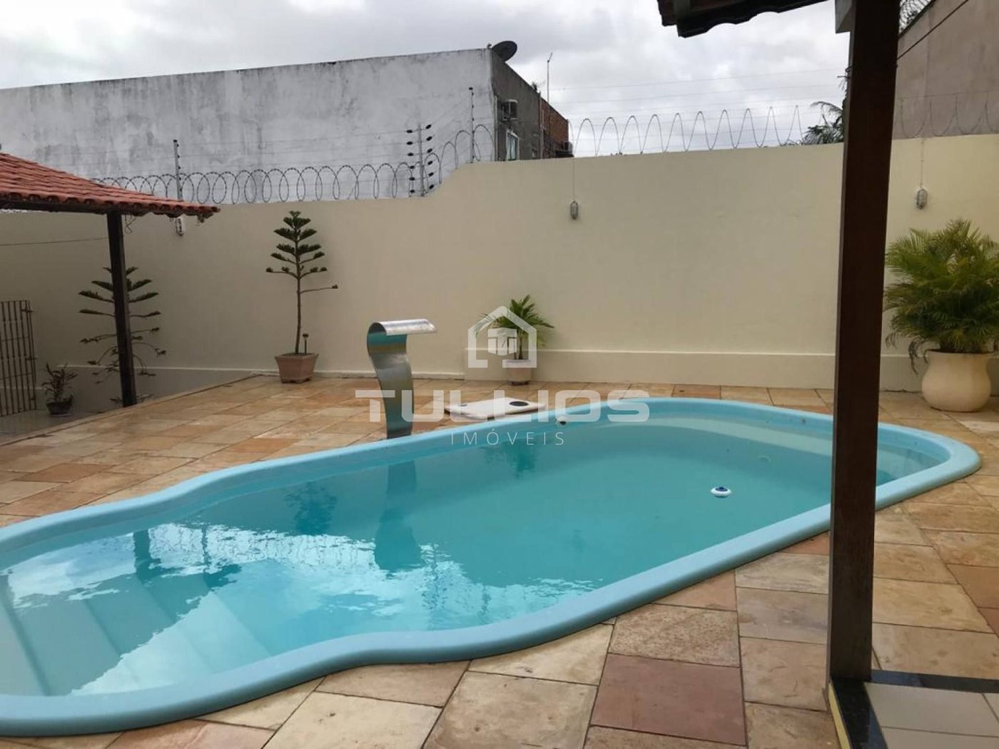 Venda - Casa Duplex com 04 quartos (2 suítes) no Araçagi