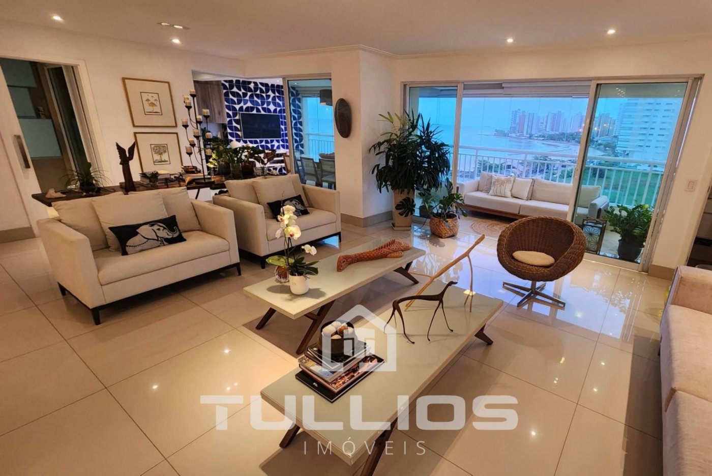 Viva o horizonte infinito: Apartamento de Luxo com Vista Eterna para o Mar!