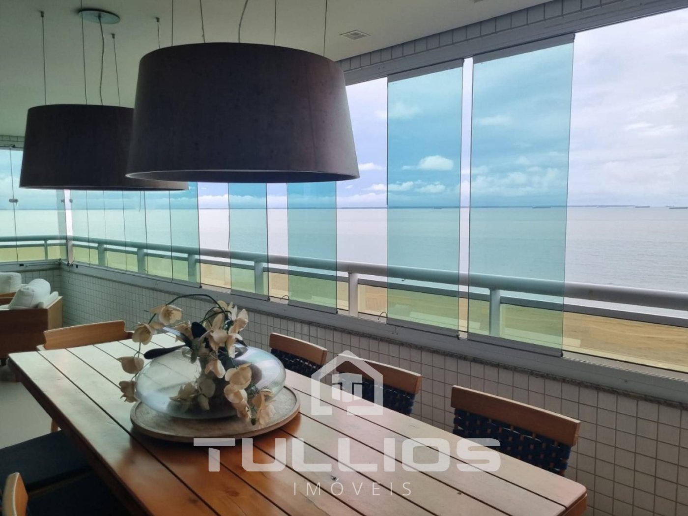 Viva com Luxo e Conforto à Beira-Mar: Apartamento de 299m² na Ponta D´Farol